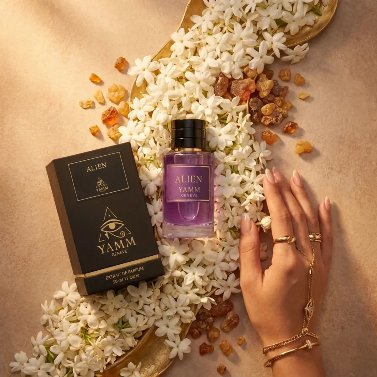 Alien extrait de parfum femme YAMM Genève inspiré de Alien aux notes de tête Jasmin Sambac, Notes fleuries, cœur Amande, Bois de cachemire et fond Ambre, Notes boisées visuel 05