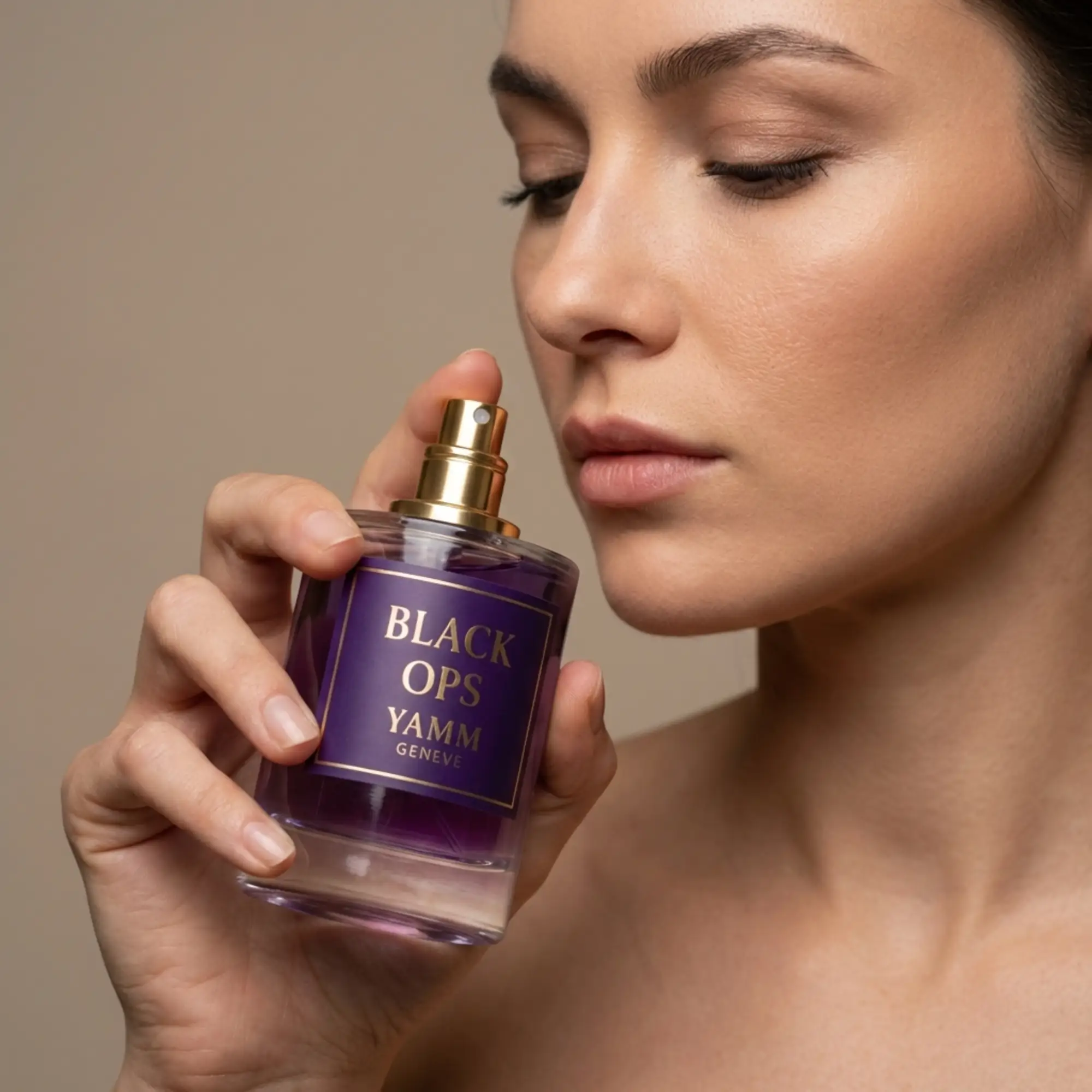 Black Ops extrait de parfum femme YAMM Genève inspiré de Black Opium aux notes de tête Poire, Poivre rose, Fleur d’oranger, cœur Café, Jasmin, Amande amère, Réglisse et fond Vanille, Patchouli, Bois de cachemire, Cèdre visuel 04