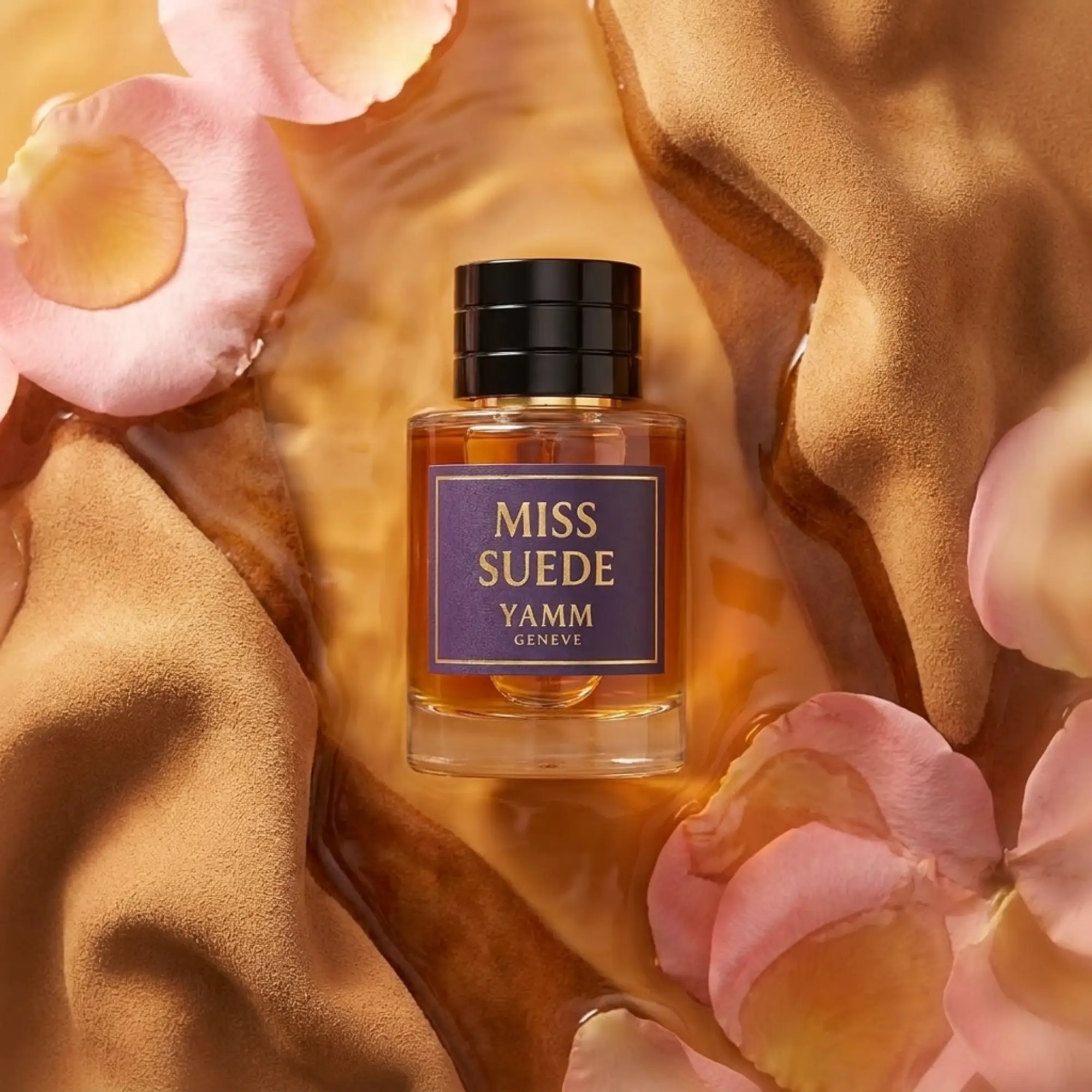 Miss Suede extrait de parfum femme YAMM Genève inspiré de White Suede aux notes de tête Thym, Thé, cœur Muguet, Safran, Rose et fond Daim, Musc, Bois de santal, Résine oliban, Ambre visuel 05