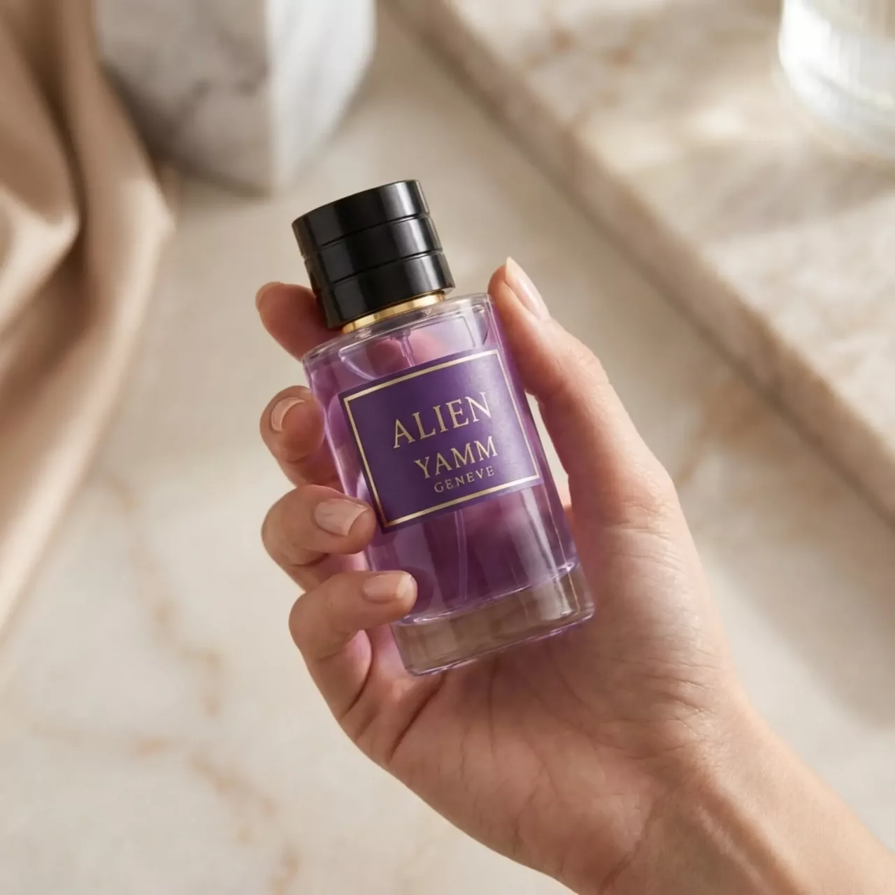 Alien extrait de parfum femme YAMM Genève inspiré de Alien aux notes de tête Jasmin Sambac, Notes fleuries, cœur Amande, Bois de cachemire et fond Ambre, Notes boisées visuel 03