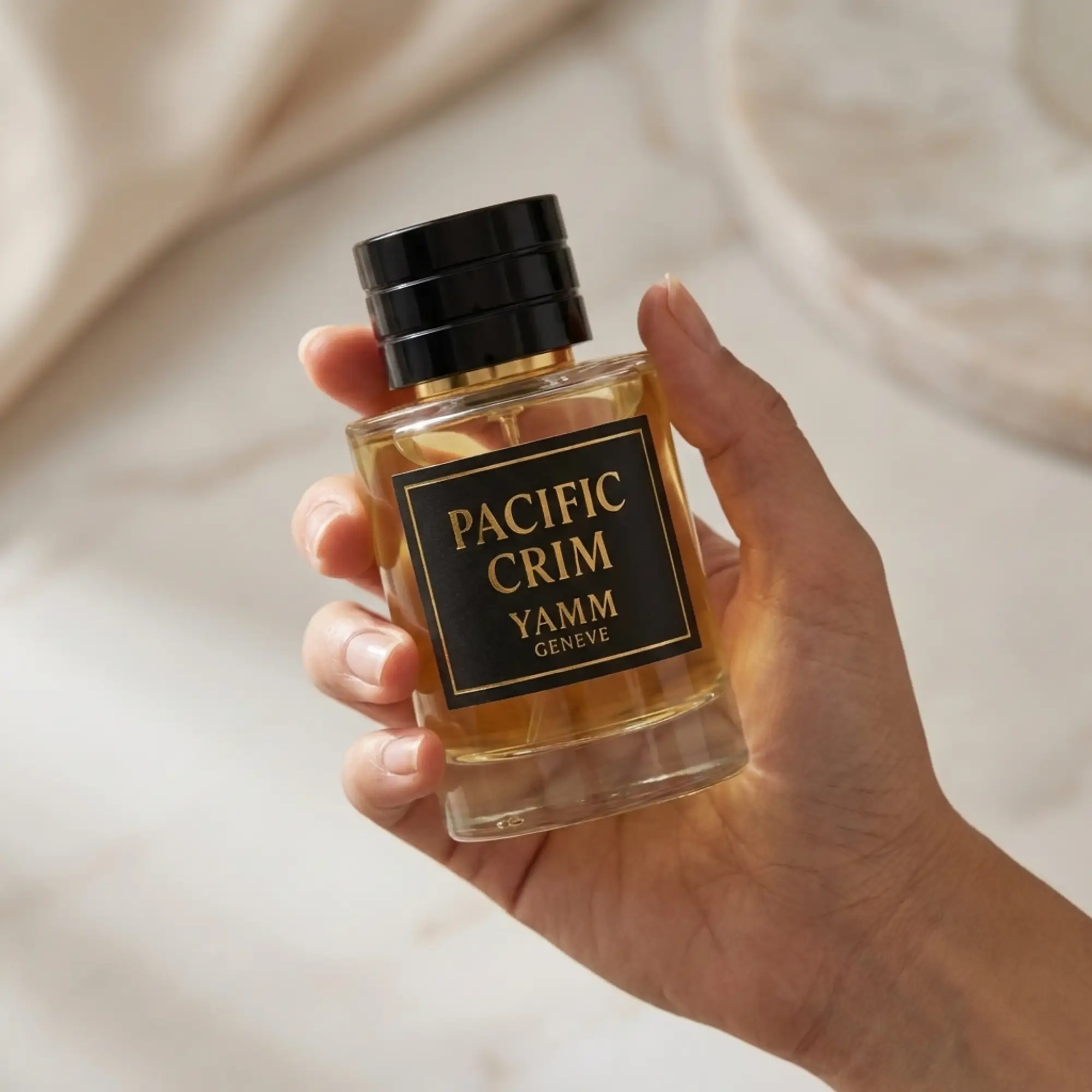 Pacific Crim extrait de parfum mixte YAMM Genève inspiré de Pacific Chill aux notes de tête Cédrat, Orange, Menthe, Citron, Cassis, Coriandre, cœur Abricot, Basilic, Graines de carotte, Rose de Mai et fond Figue, Dattes, Ambrette visuel 03
