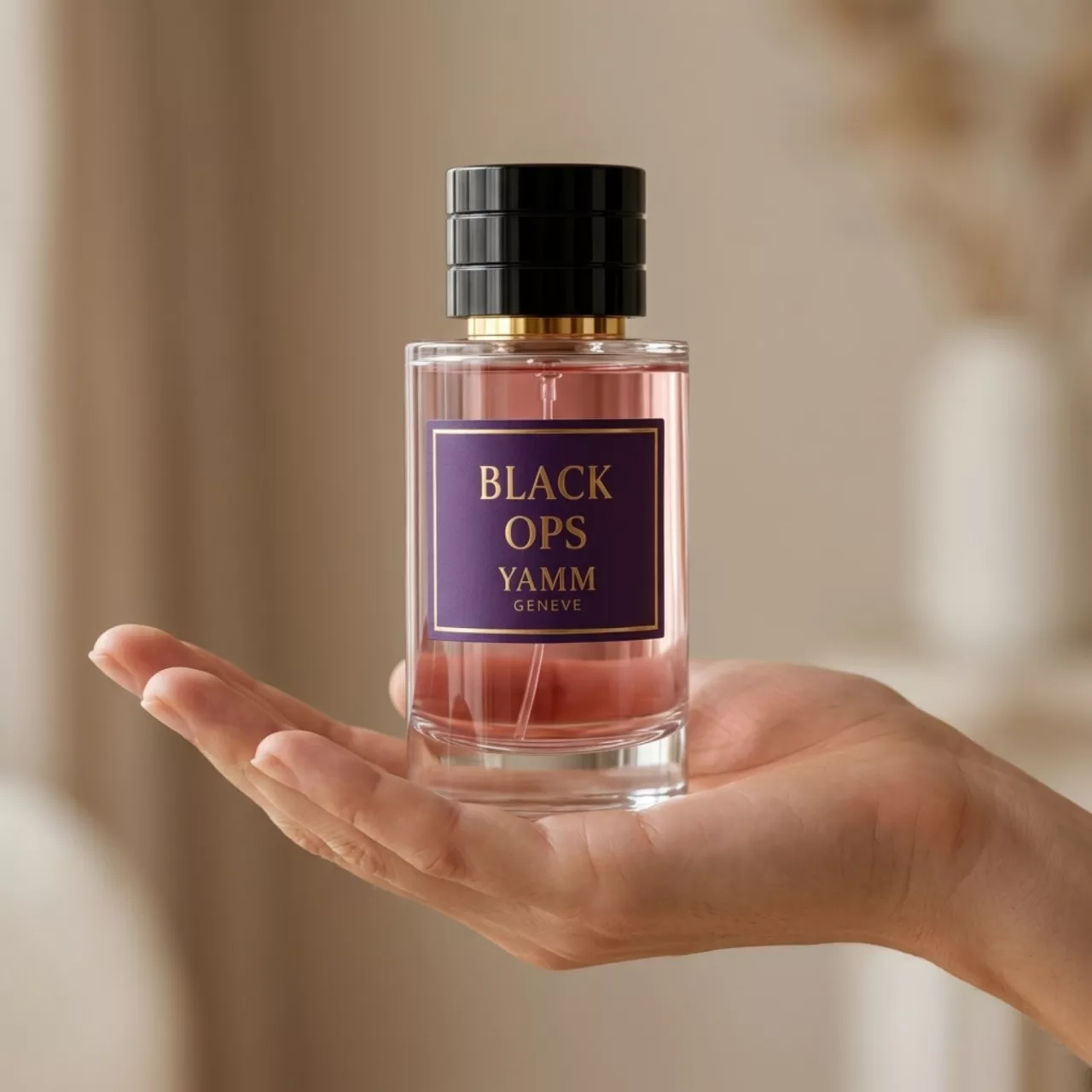 Black Ops extrait de parfum femme YAMM Genève inspiré de Black Opium aux notes de tête Poire, Poivre rose, Fleur d’oranger, cœur Café, Jasmin, Amande amère, Réglisse et fond Vanille, Patchouli, Bois de cachemire, Cèdre visuel 04