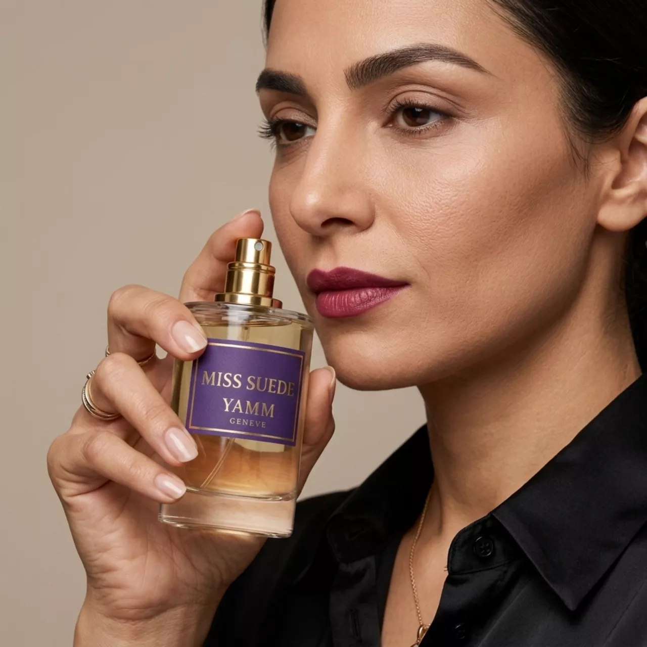 Miss Suede extrait de parfum femme YAMM Genève inspiré de White Suede aux notes de tête Thym, Thé, cœur Muguet, Safran, Rose et fond Daim, Musc, Bois de santal, Résine oliban, Ambre visuel 05