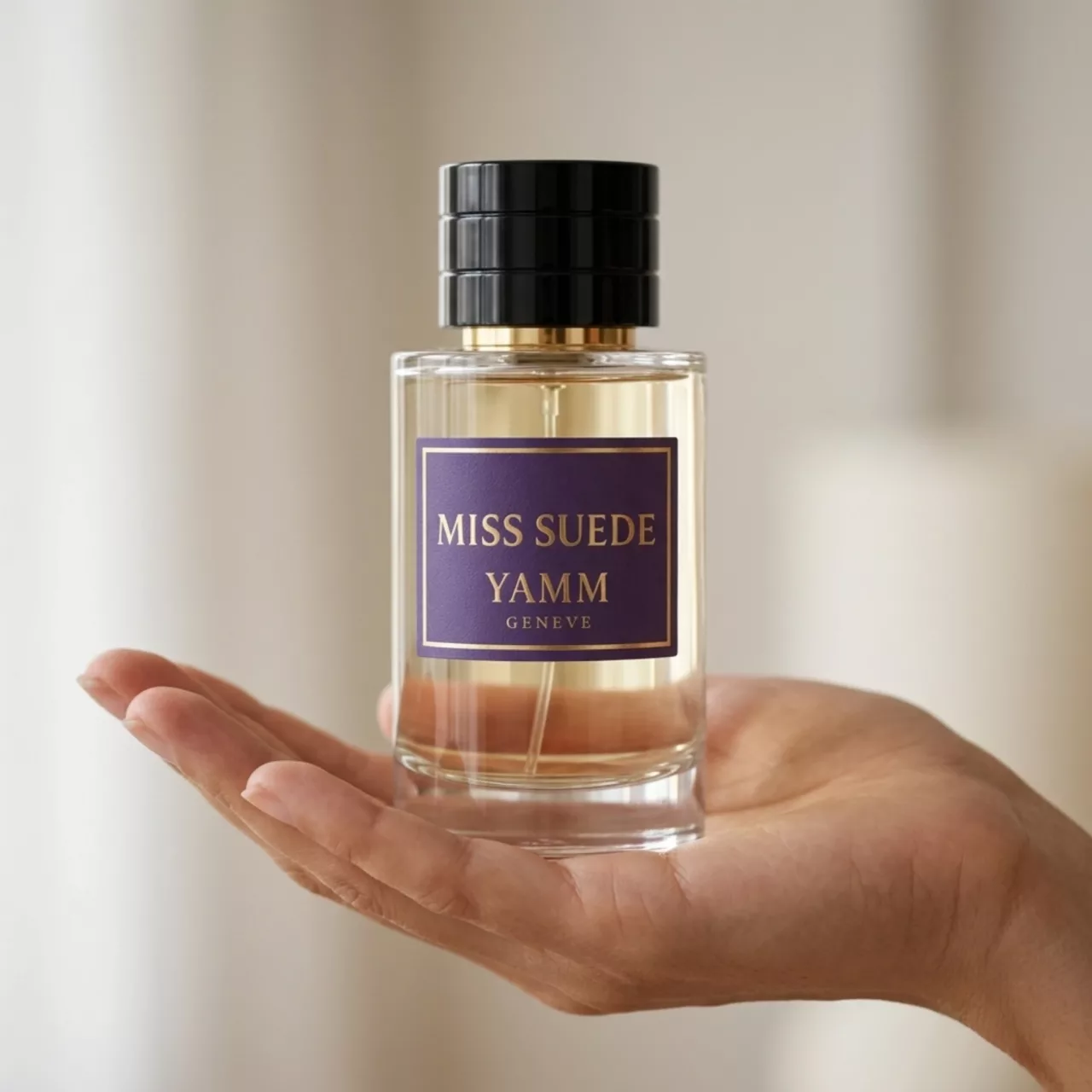 Miss Suede extrait de parfum femme YAMM Genève inspiré de White Suede aux notes de tête Thym, Thé, cœur Muguet, Safran, Rose et fond Daim, Musc, Bois de santal, Résine oliban, Ambre visuel 03