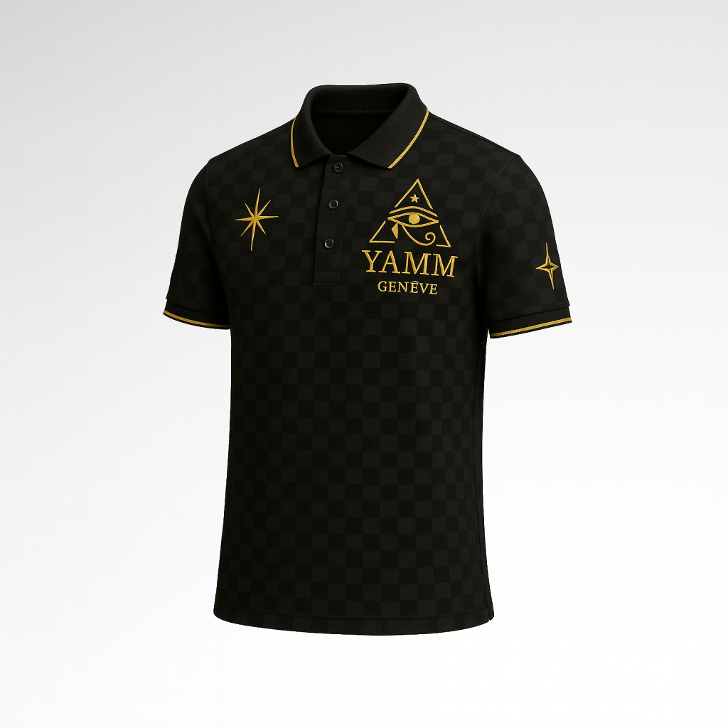 Matière : Polyester jacquard premium 260 gsm, texturé et raffiné. Coloris : Noir profond à motif damier ton sur ton avec broderies dorées YAMM. Conseil d’entretien : Lavage délicat à 30°C, à l’envers. Éviter le sèche-linge et le repassage direct sur les broderies.