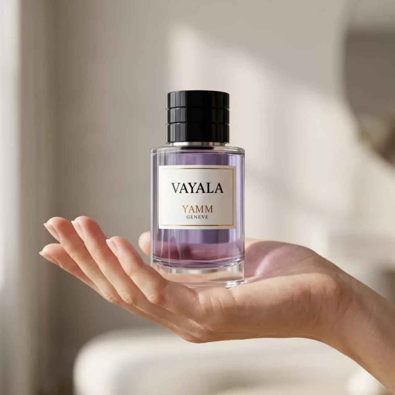 Vayala extrait de parfum femme YAMM Genève inspiré de Valaya aux notes de tête Aldéhydes, Pêche blanche, Bergamote, Mandarine, cœur Fleur d’oranger, Muguet, Petalia, Nympheal, Vétiver, Mahonia et fond Musc, Ambroxan, Bois d’Akigala, Vanille visuel 04