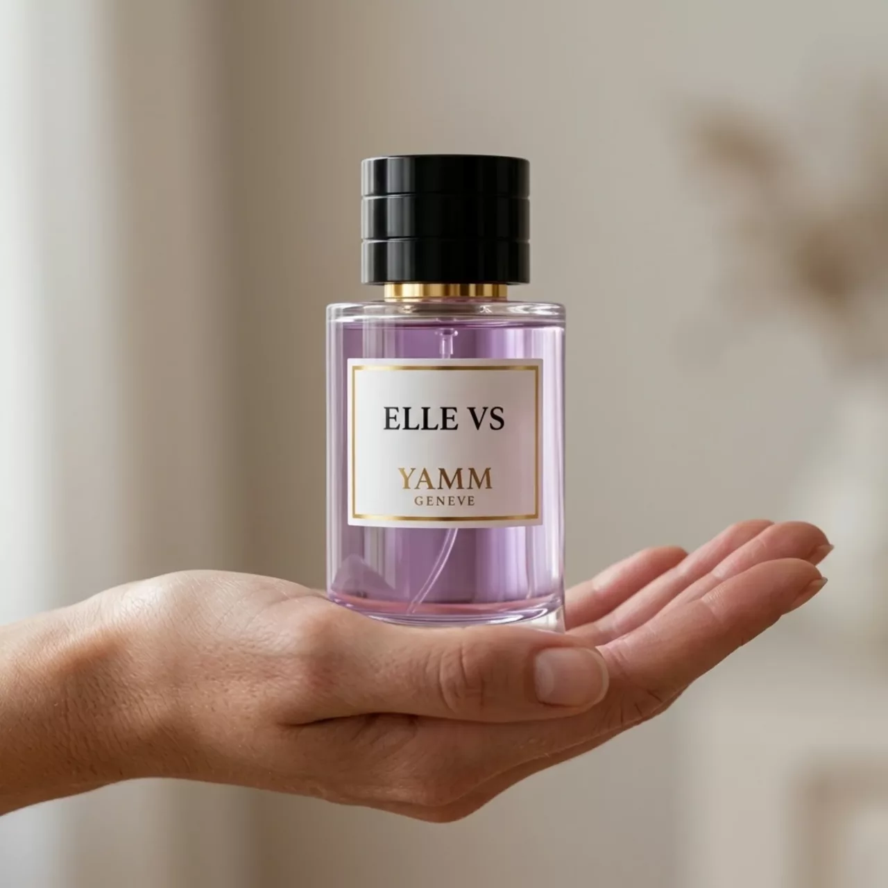 Elle Vs extrait de parfum femme YAMM Genève inspiré de Elves aux notes de tête Pêche, Cassis, Gingembre, Cannelle, cœur Lait de coco, Rose de Bulgarie, Rose, Muguet, Violette et fond Ambroxan, Patchouli visuel 04