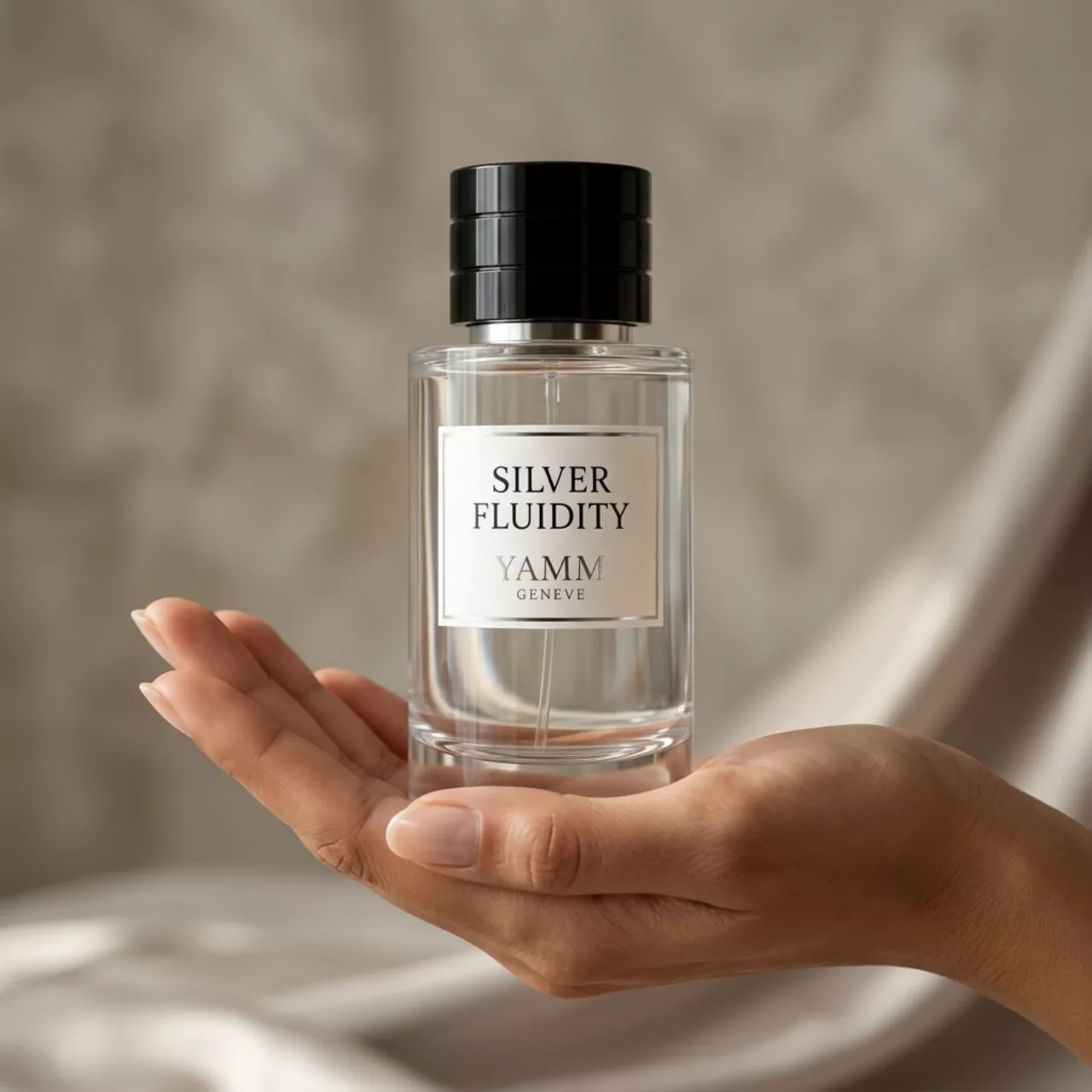 Silver Fluidity extrait de parfum mixte YAMM Genève inspiré de Gentle Fluidity Silver aux notes de tête Baies de genévrier, Noix de muscade, Bergamote, Ananas, cœur Coriandre et fond Musc, Notes boisées, Cèdre, Ambre, Vanille visuel 05